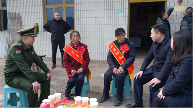 与亲属亲切交流。贡井区退役军人事务局供图
