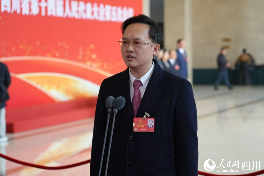 四川省人大代表、四川匯宇制藥股份有限公司董事長丁兆。人民網記者 李平攝