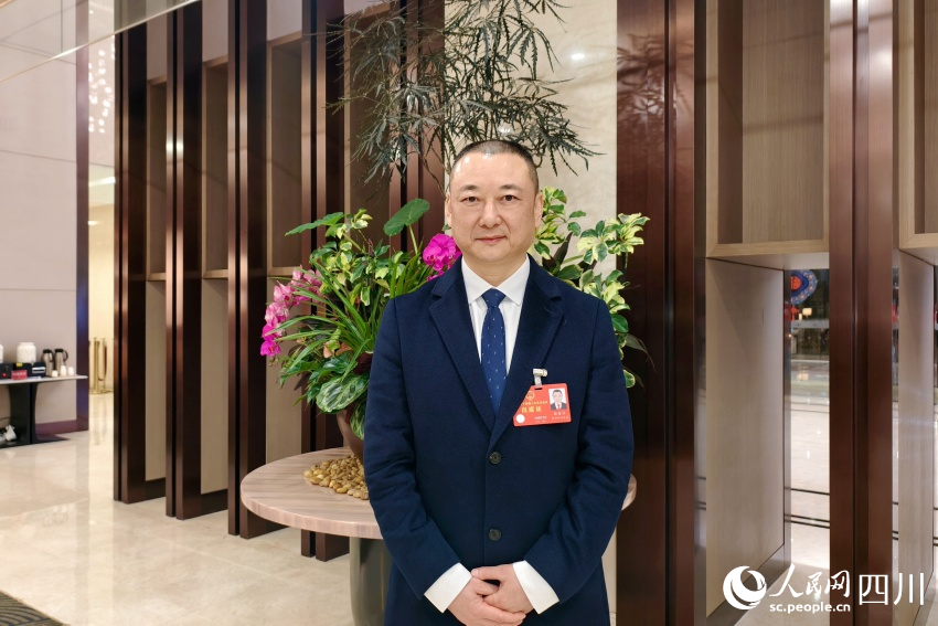 四川省人大代表、資陽市政協副主席、民盟資陽市委會主委駱登宇。人民網 趙祖樂攝