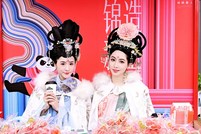 非遗集市、民乐演出、蜀锦服饰秀等活动轮番上演,吸引众多市民游客参与。双流区委宣传部供图