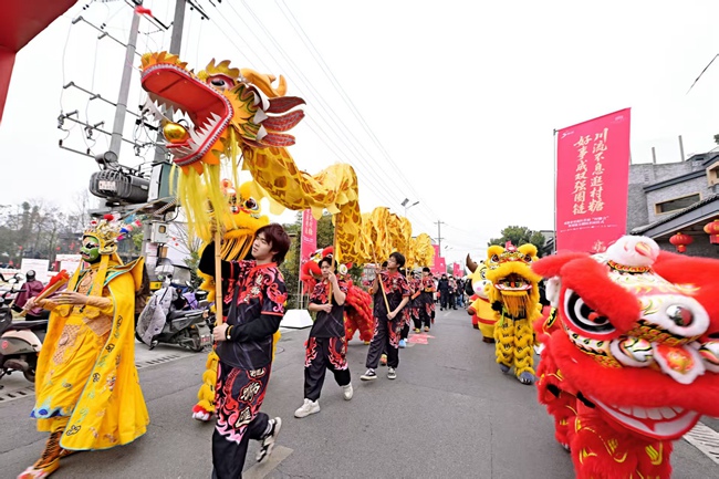 非遗集市、民乐演出、蜀锦服饰秀等活动轮番上演,吸引众多市民游客参与。双流区委宣传部供图