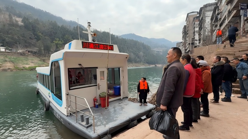 停靠于通江县瓦室镇老水井渡口的全新新能源渡船。通江县委宣传部供图