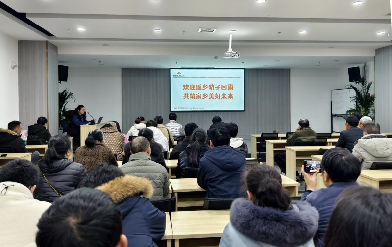 返乡务工人员详细了解“返乡就业”服务保障。翠屏区融媒体中心供图