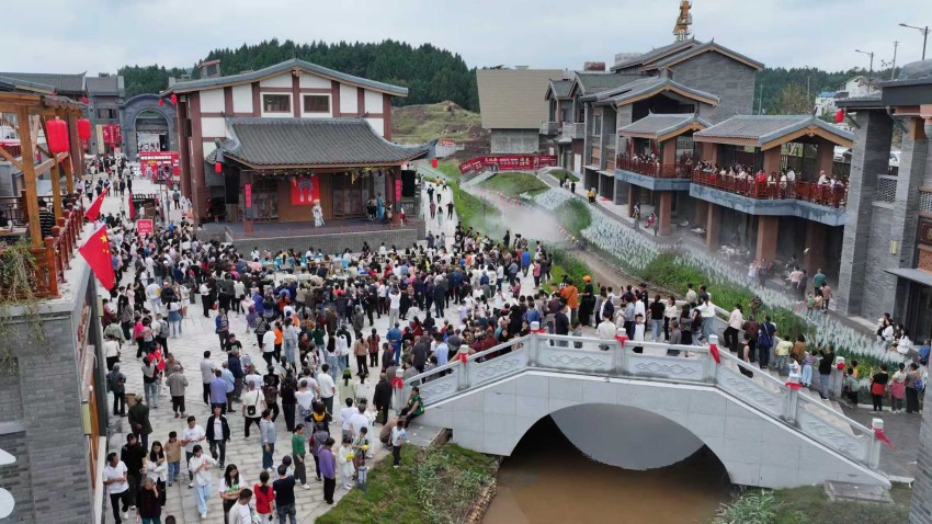 热闹非凡的真红巷文旅街区。姚阳摄