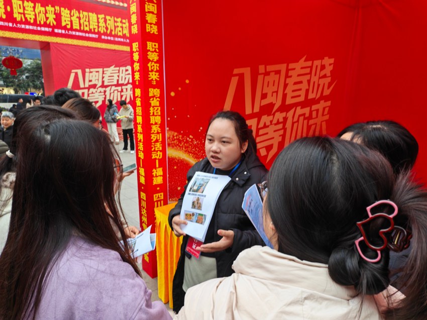 工作人员正提供“一站式”咨询服务。主办方供图
