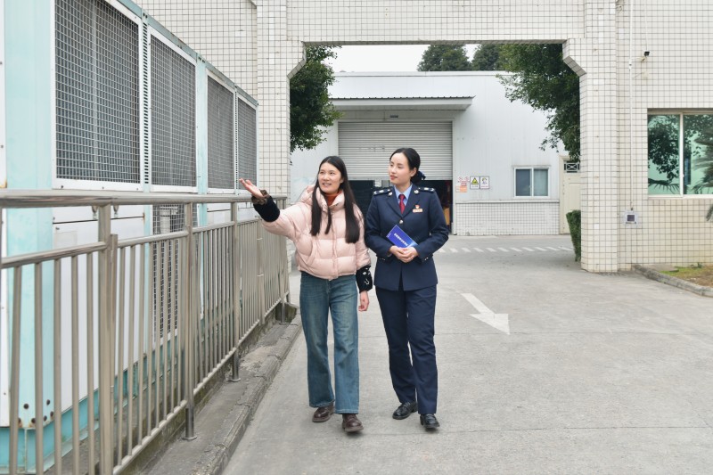 成都简阳税务工作人员实地了解企业生产经营情况并开展涉税辅导。成都市税务局供图