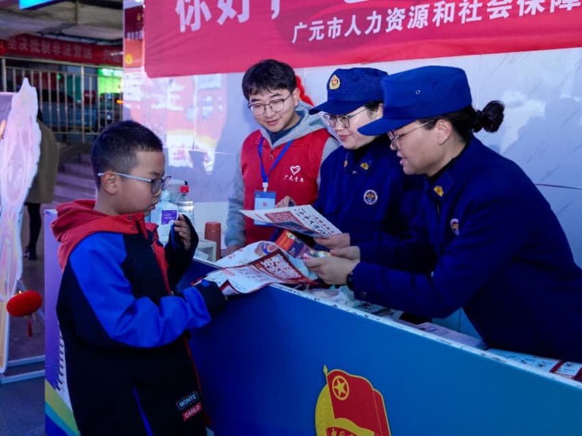 宣传员为小朋友讲解消防安全知识并发放消防宣传单。广元市消防救援支队供图