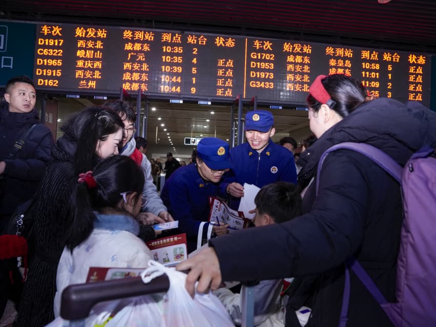 宣传员为现场群众发放消防宣传单、消防文创产品。广元市消防救援支队供图