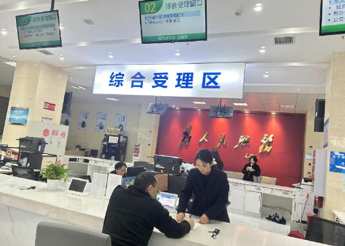 綿陽市游仙區政務服務大廳“高效辦成一件事”窗口。省政務服務和資源交易服務中心供圖