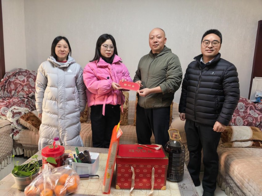 “迎新春·暖军属”走访慰问活动。李晓隆摄