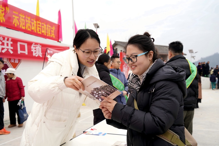 工作人员向群众普及农业科技、消防安全、反诈防骗等实用知识。通江县委宣传部供图