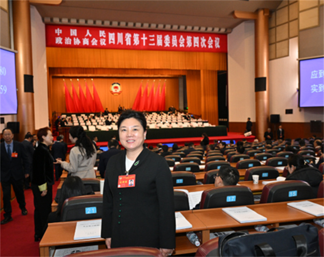 包國容委員在四川省政協會上。受訪者供圖