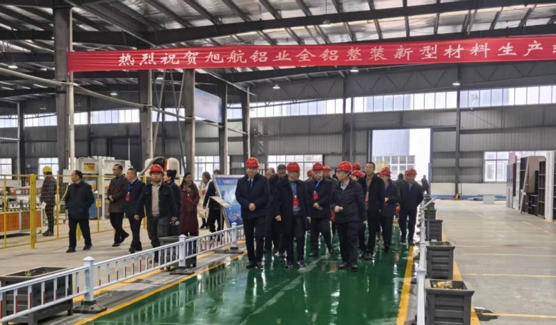 人大代表们走进企业帮助纾困解难。朝天区融媒体中心供图