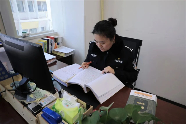 资阳市公安局临空分局法制大队指导员邹盈郡。资阳市公安局供图