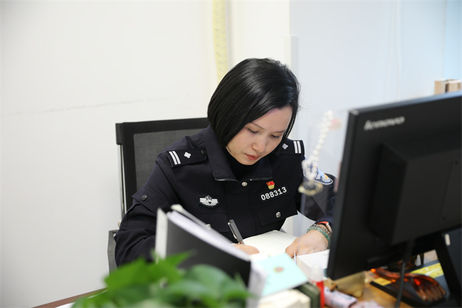 资阳市公安局临空分局法制大队民警黄莹