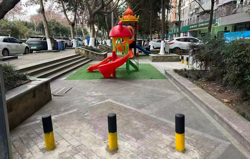 整改后的游乐设施点位，加装了隔离桩。社区供图