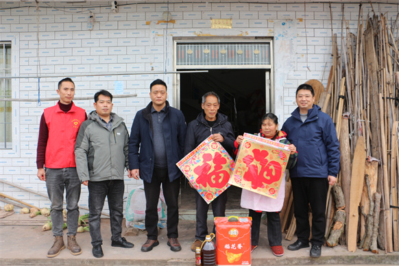 慰问烈属。富顺县退役军人事务局供图