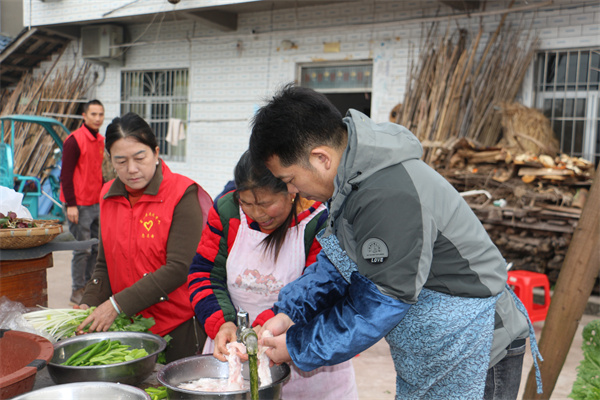为烈属做饭。富顺县退役军人事务局供图