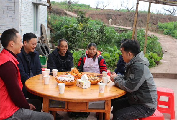 与烈属同桌共享团圆饭。富顺县退役军人事务局供图