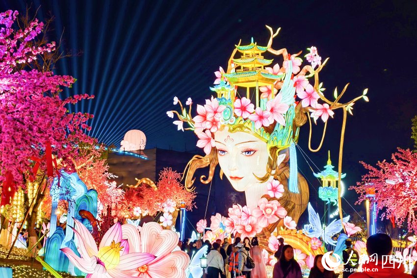 第55届成都国际熊猫灯会现场。人民网 赵祖乐摄