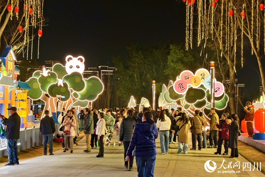 第55届成都国际熊猫灯会现场。人民网 赵祖乐摄