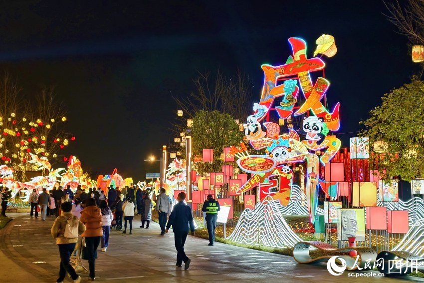 第55届成都国际熊猫灯会现场。人民网 赵祖乐摄