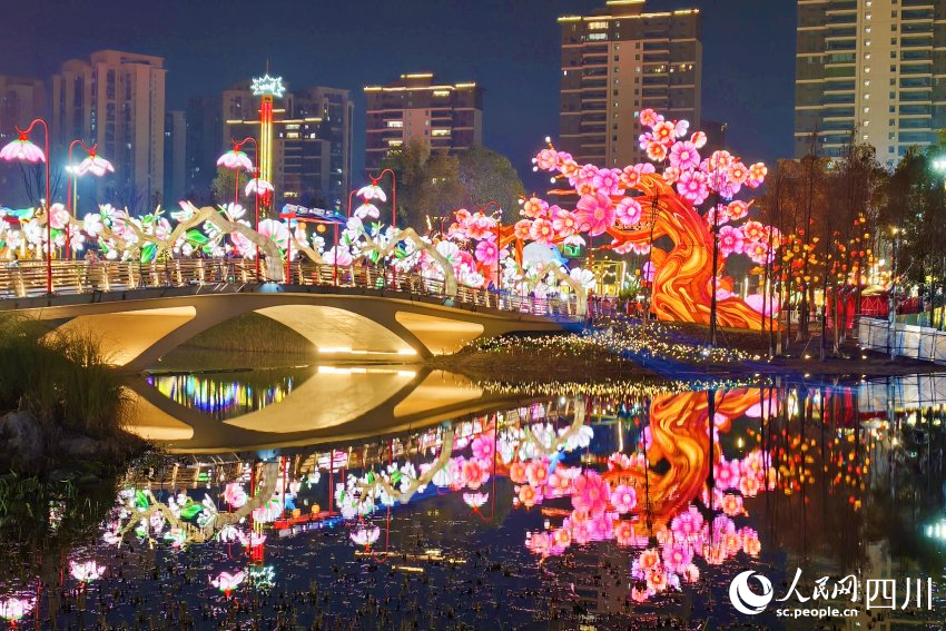 第55届成都国际熊猫灯会现场。人民网 赵祖乐摄