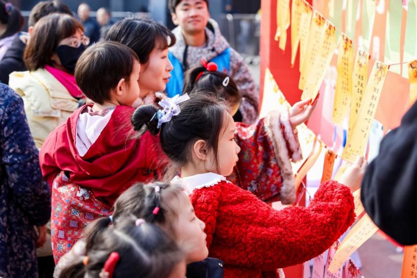 “壽蘇會”活動現場，主題演出、猜燈謎活動熱鬧非凡。三蘇祠博物館供圖