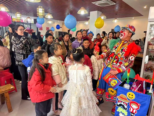 除了美食，现场还有扎气球、捏糖画、小丑表演等，孩子们一个个开心不已。活动主办方供图
