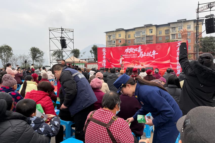 旺苍大队借新春文化汇演进行消防宣传。广元市消防救援支队供图
