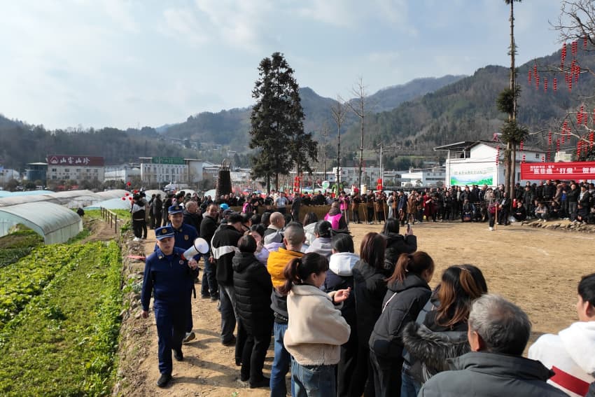 青川大队手持大喇叭流动宣传消防知识。广元市消防救援支队供图