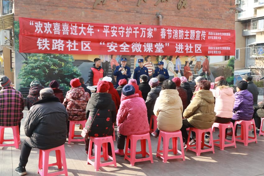 经开大队联合社区志愿者发放宣传资料。广元市消防救援支队供图