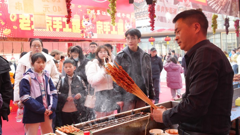 商家为食客现场烤肉串。江安县融媒体中心供图