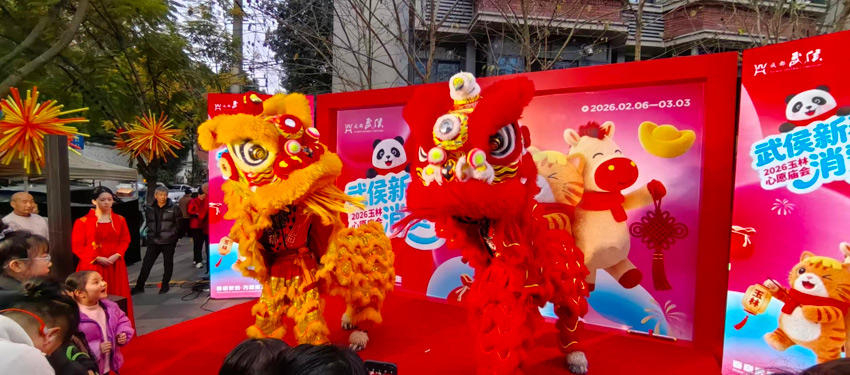 炫彩玉林路,舞獅慶新春。人民網記者 劉海天攝