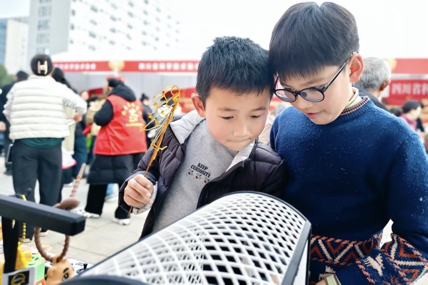 儿童参观科技展区。主办方供图