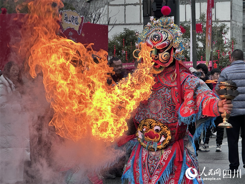 川剧吐火表演。人民网记者 王波摄