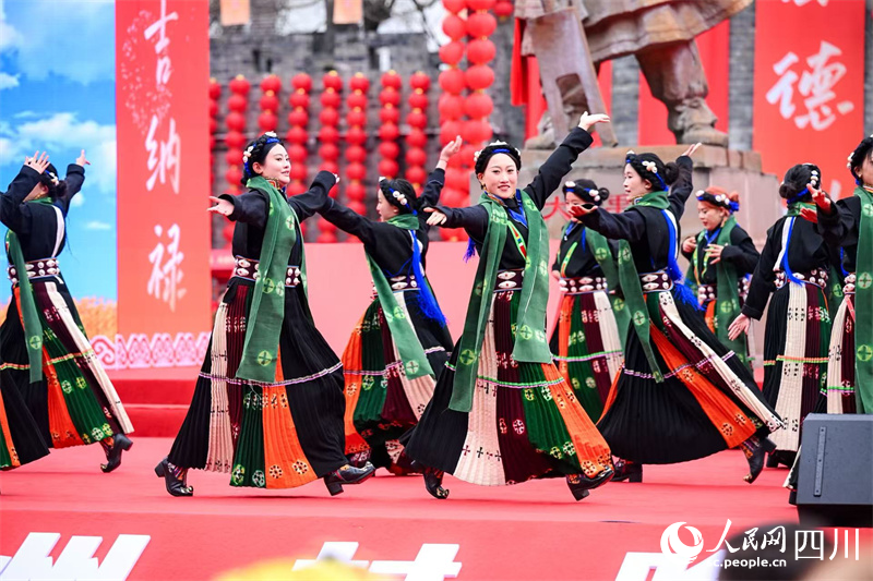 传统舞蹈表演。人民网记者 王波摄