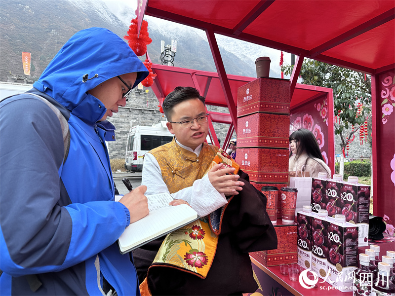 网红林浩（右）介绍阿坝特色产品。人民网记者 王波摄