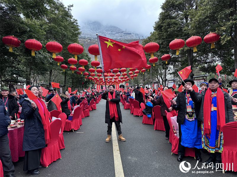 游客与当地人一起吃团年饭。人民网记者 王波摄