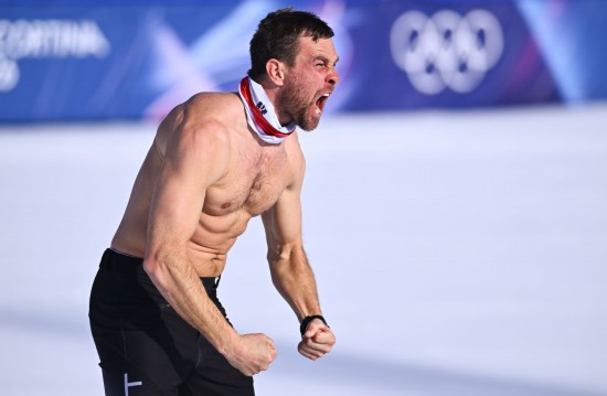 2月8日，奧地利選手本亞明·卡爾在比賽后慶祝勝利。新華社記者 張宏祥 攝