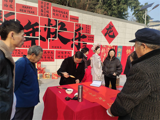 骑龙镇新春送福活动。富顺县退役军人事务局供图