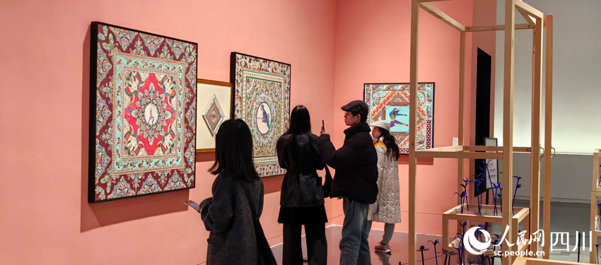 藝術愛好者參觀展覽。人民網記者 劉海天攝