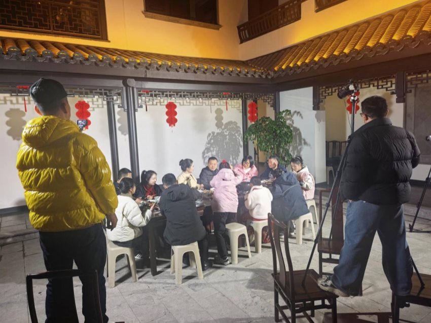 央視欄目組在院裡取景拍攝。受訪者供圖