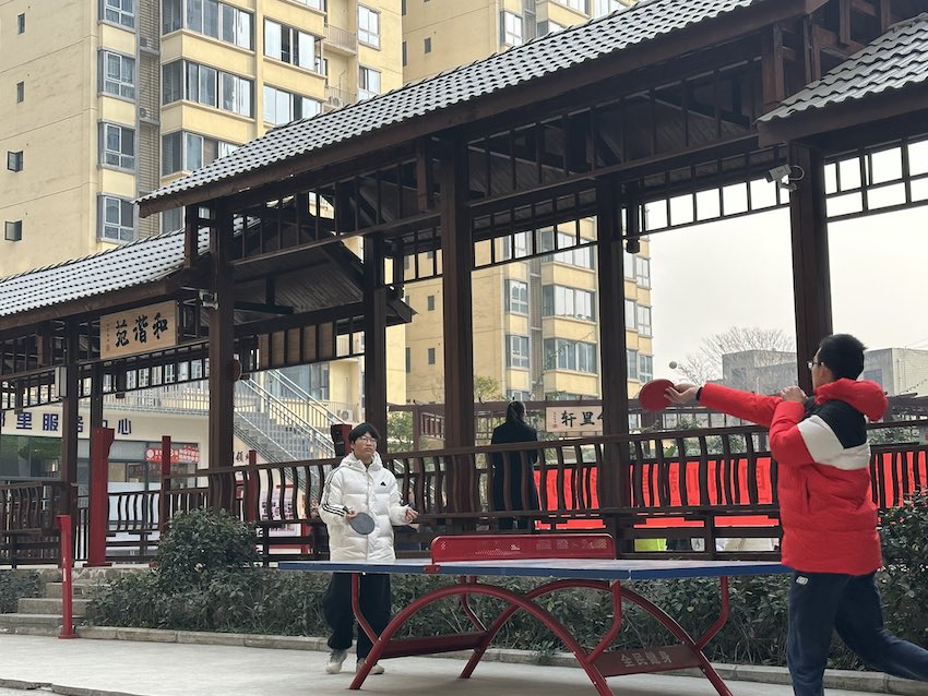 原本分隔兩個小區的圍牆變為了居民共享的“和諧苑”。人民網記者王波 攝