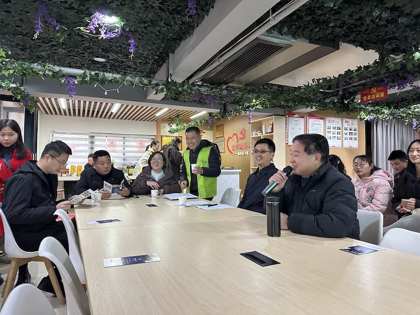 2月3日，陳玉彬（右前）向參訪者分享小區治理經驗。人民網記者王波 攝