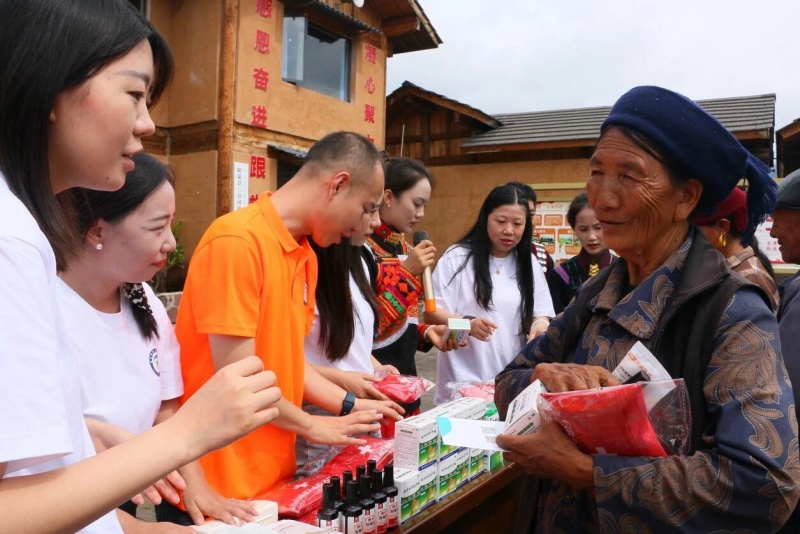學校宣講團在四川涼山州宣講黨的創新理論、普及健康知識。達州職業技術學院供圖