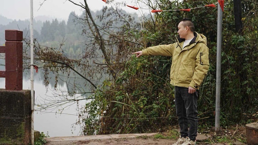 杨后川在事发地回忆施救情况。潘政吉摄