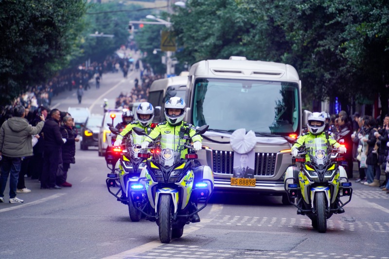 群眾在道路兩旁迎接譙禾林烈士回家。孫偉攝