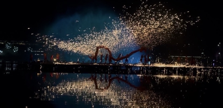 打鐵花表演。袁唯茜攝