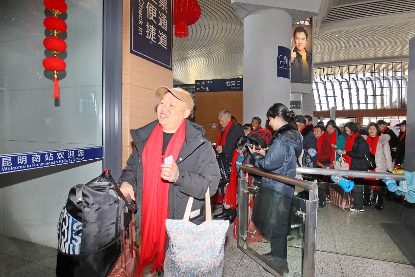 岳池县“点对点”护送务工人员温暖返乡。岳池融媒供图